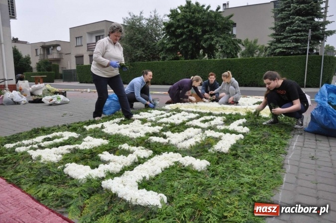 Zdjęcie w galerii na portalu naszraciborz.pl: Dziś Boże Ciało. Nasze ulice tradycyjnie pięknie ustrojone wiadomości z regionu