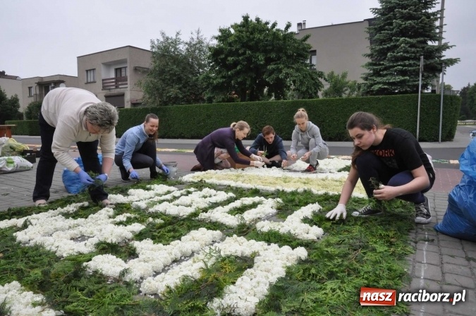Zdjęcie w galerii na portalu naszraciborz.pl: Dziś Boże Ciało. Nasze ulice tradycyjnie pięknie ustrojone wiadomości z regionu