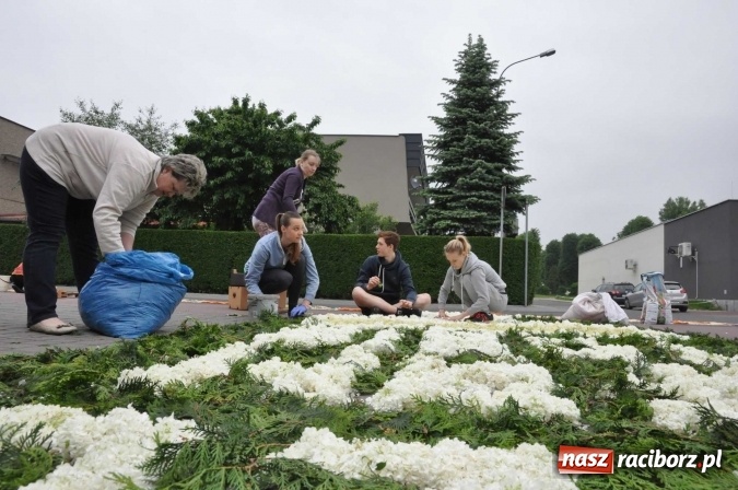 Zdjęcie w galerii na portalu naszraciborz.pl: Dziś Boże Ciało. Nasze ulice tradycyjnie pięknie ustrojone wiadomości z regionu