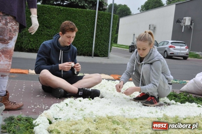 Zdjęcie w galerii na portalu naszraciborz.pl: Dziś Boże Ciało. Nasze ulice tradycyjnie pięknie ustrojone wiadomości z regionu