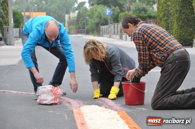 Zdjęcie w galerii na portalu naszraciborz.pl: Dziś Boże Ciało. Nasze ulice tradycyjnie pięknie ustrojone wiadomości z regionu