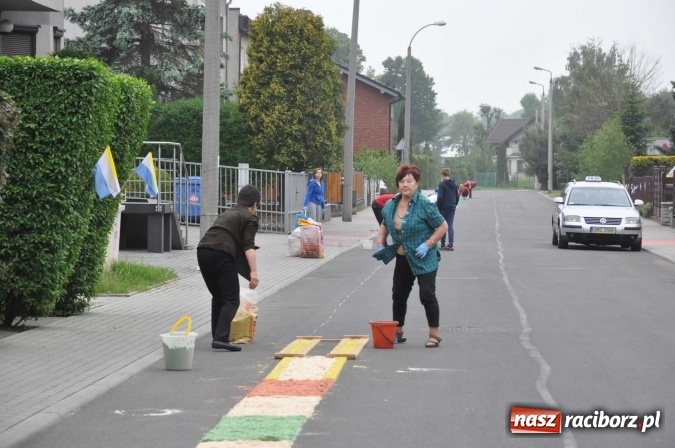 Zdjęcie w galerii na portalu naszraciborz.pl: Dziś Boże Ciało. Nasze ulice tradycyjnie pięknie ustrojone wiadomości z regionu
