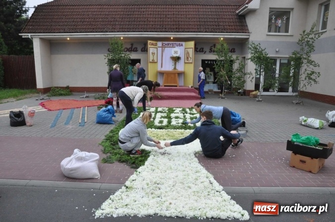 Zdjęcie w galerii na portalu naszraciborz.pl: Dziś Boże Ciało. Nasze ulice tradycyjnie pięknie ustrojone wiadomości z regionu