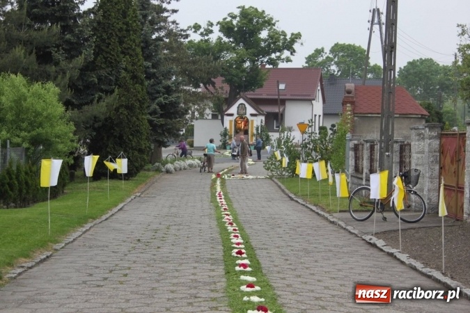 Zdjęcie w galerii na portalu naszraciborz.pl: Dziś Boże Ciało. Nasze ulice tradycyjnie pięknie ustrojone wiadomości z regionu