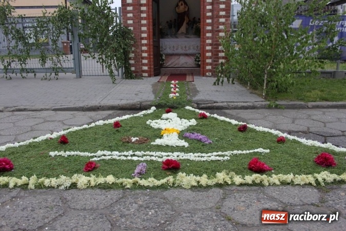 Zdjęcie w galerii na portalu naszraciborz.pl: Dziś Boże Ciało. Nasze ulice tradycyjnie pięknie ustrojone wiadomości z regionu