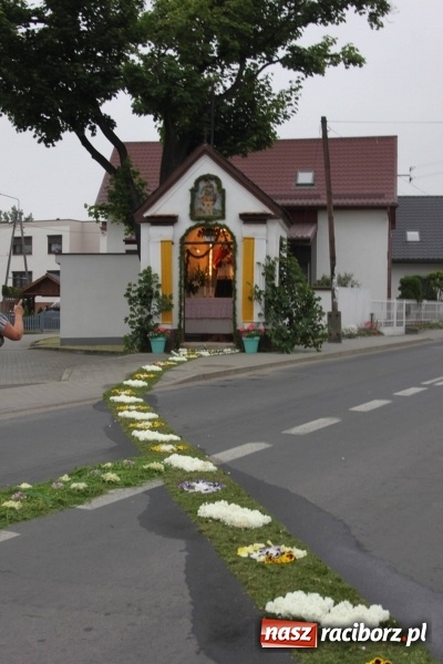 Zdjęcie w galerii na portalu naszraciborz.pl: Dziś Boże Ciało. Nasze ulice tradycyjnie pięknie ustrojone wiadomości z regionu