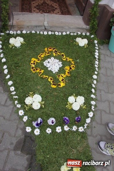 Zdjęcie w galerii na portalu naszraciborz.pl: Dziś Boże Ciało. Nasze ulice tradycyjnie pięknie ustrojone wiadomości z regionu