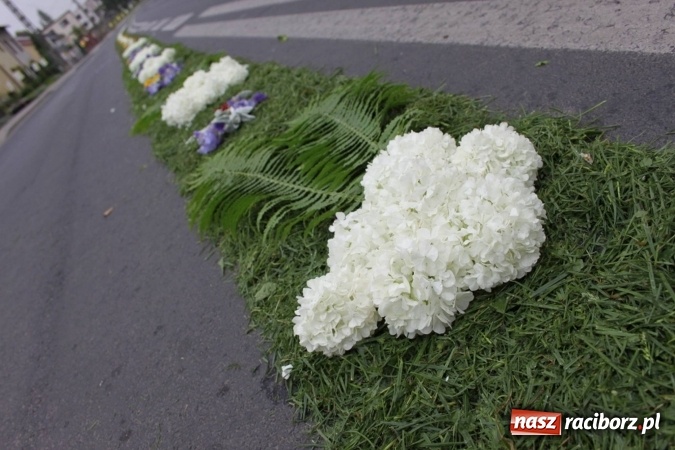 Zdjęcie w galerii na portalu naszraciborz.pl: Dziś Boże Ciało. Nasze ulice tradycyjnie pięknie ustrojone wiadomości z regionu