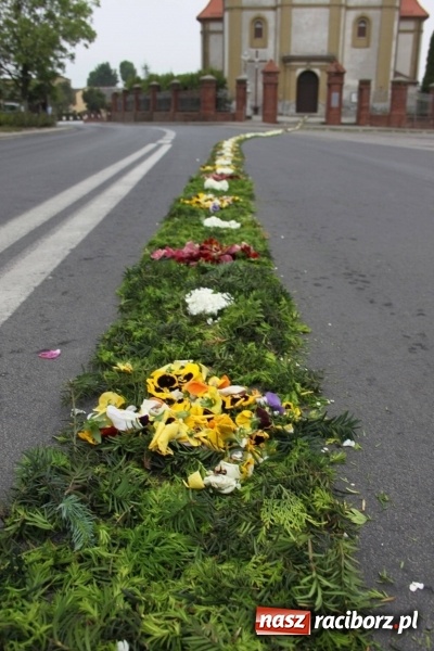 Zdjęcie w galerii na portalu naszraciborz.pl: Dziś Boże Ciało. Nasze ulice tradycyjnie pięknie ustrojone wiadomości z regionu