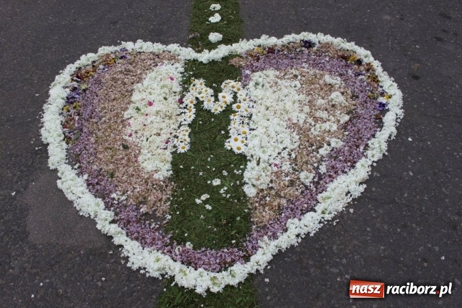 Zdjęcie w galerii na portalu naszraciborz.pl: Dziś Boże Ciało. Nasze ulice tradycyjnie pięknie ustrojone wiadomości z regionu