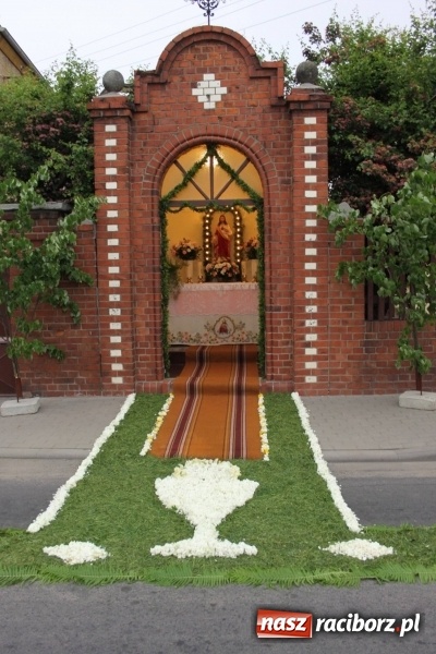 Zdjęcie w galerii na portalu naszraciborz.pl: Dziś Boże Ciało. Nasze ulice tradycyjnie pięknie ustrojone wiadomości z regionu