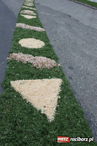 Zdjęcie w galerii na portalu naszraciborz.pl: Dziś Boże Ciało. Nasze ulice tradycyjnie pięknie ustrojone wiadomości z regionu