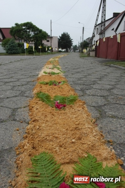 Zdjęcie w galerii na portalu naszraciborz.pl: Dziś Boże Ciało. Nasze ulice tradycyjnie pięknie ustrojone wiadomości z regionu