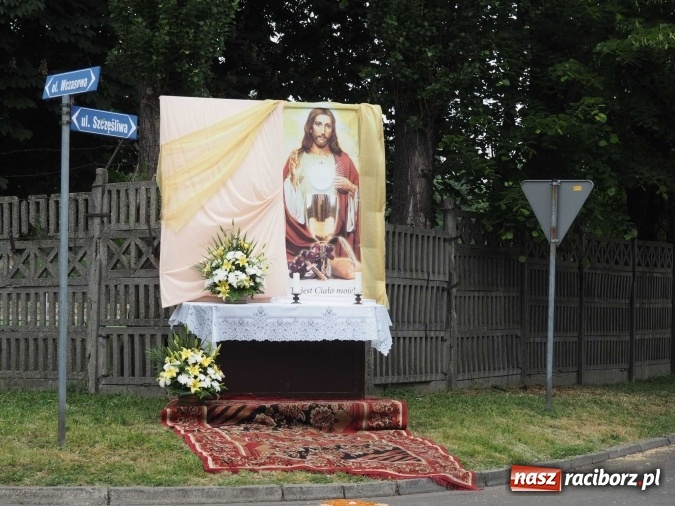 Zdjęcie w galerii na portalu naszraciborz.pl: Procesje Bożego Ciała w Raciborzu i okolicach wiadomości z regionu
