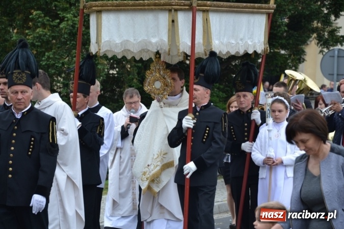 Zdjęcie w galerii na portalu naszraciborz.pl: Tłumy wiernych w procesji Bożego Ciała w Rudach!  wiadomości z regionu