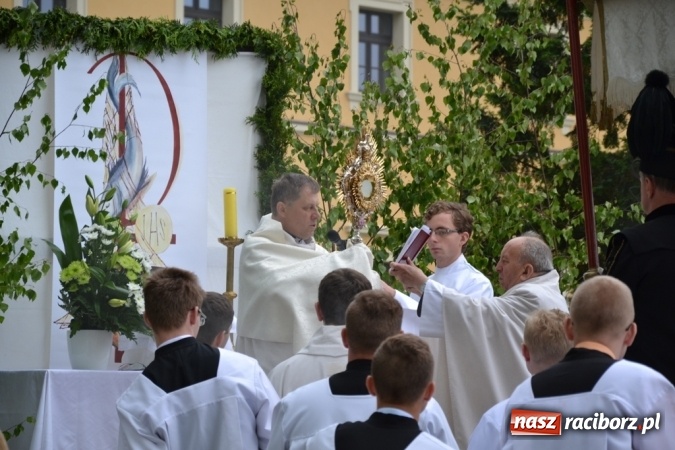 Zdjęcie w galerii na portalu naszraciborz.pl: Tłumy wiernych w procesji Bożego Ciała w Rudach!  wiadomości z regionu