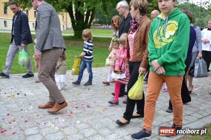 Zdjęcie w galerii na portalu naszraciborz.pl: Tłumy wiernych w procesji Bożego Ciała w Rudach!  wiadomości z regionu