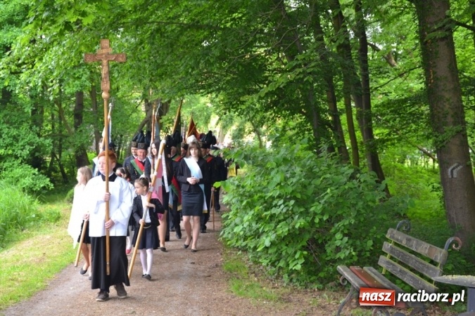 Zdjęcie w galerii na portalu naszraciborz.pl: Tłumy wiernych w procesji Bożego Ciała w Rudach!  wiadomości z regionu