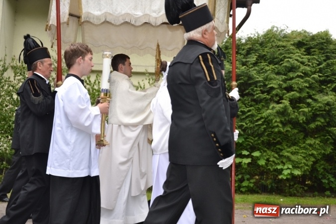 Zdjęcie w galerii na portalu naszraciborz.pl: Tłumy wiernych w procesji Bożego Ciała w Rudach!  wiadomości z regionu