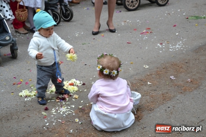 Zdjęcie w galerii na portalu naszraciborz.pl: Tłumy wiernych w procesji Bożego Ciała w Rudach!  wiadomości z regionu