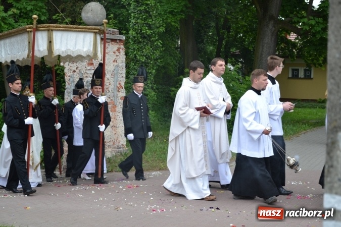 Zdjęcie w galerii na portalu naszraciborz.pl: Tłumy wiernych w procesji Bożego Ciała w Rudach!  wiadomości z regionu