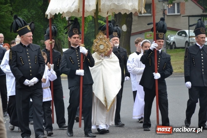 Zdjęcie w galerii na portalu naszraciborz.pl: Tłumy wiernych w procesji Bożego Ciała w Rudach!  wiadomości z regionu