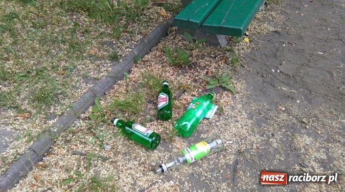 Zdjęcie w galerii na portalu naszraciborz.pl: To bulwersuje mieszkańców! Park Jordanowski – dlaczego nie jest zamykany na noc ani sprzątany po nocnych balangach wiadomości z regionu