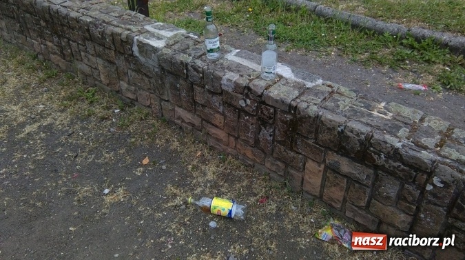Zdjęcie w galerii na portalu naszraciborz.pl: To bulwersuje mieszkańców! Park Jordanowski – dlaczego nie jest zamykany na noc ani sprzątany po nocnych balangach wiadomości z regionu