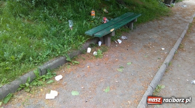 Zdjęcie w galerii na portalu naszraciborz.pl: To bulwersuje mieszkańców! Park Jordanowski – dlaczego nie jest zamykany na noc ani sprzątany po nocnych balangach wiadomości z regionu