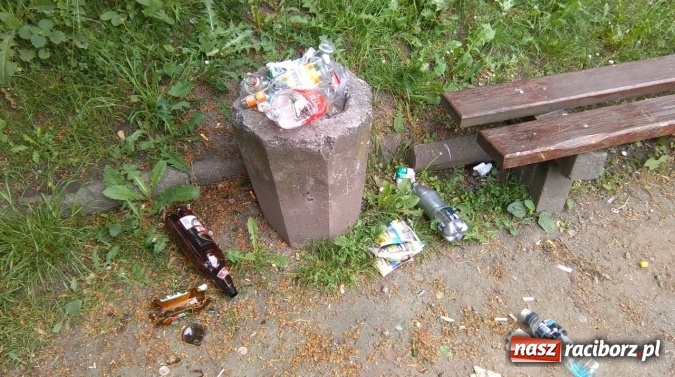 Zdjęcie w galerii na portalu naszraciborz.pl: To bulwersuje mieszkańców! Park Jordanowski – dlaczego nie jest zamykany na noc ani sprzątany po nocnych balangach wiadomości z regionu