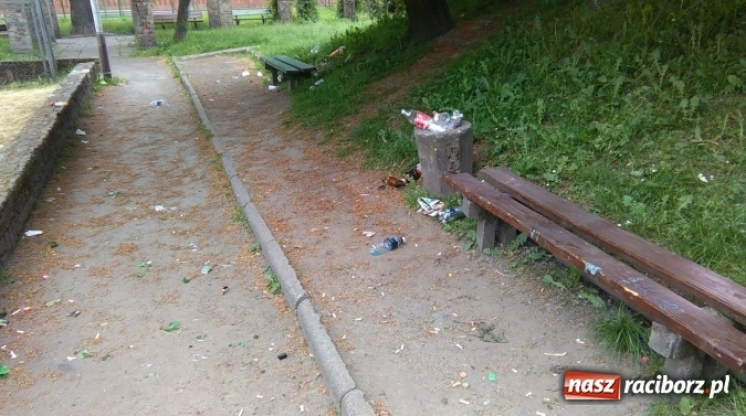 Zdjęcie w galerii na portalu naszraciborz.pl: To bulwersuje mieszkańców! Park Jordanowski – dlaczego nie jest zamykany na noc ani sprzątany po nocnych balangach wiadomości z regionu