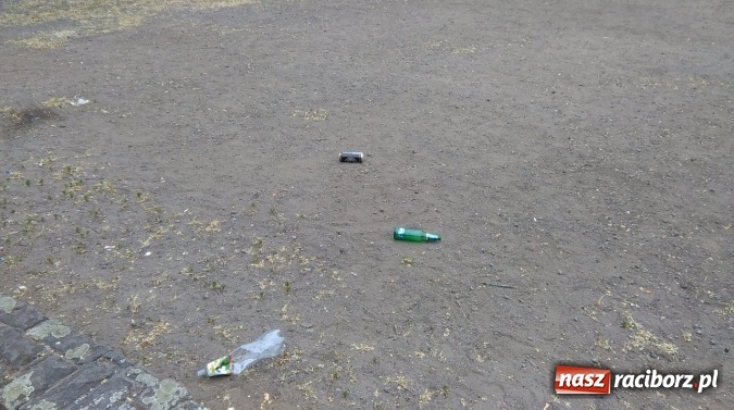 Zdjęcie w galerii na portalu naszraciborz.pl: To bulwersuje mieszkańców! Park Jordanowski – dlaczego nie jest zamykany na noc ani sprzątany po nocnych balangach wiadomości z regionu