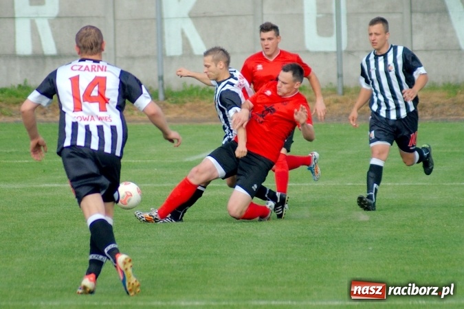 Zdjęcie w galerii na portalu naszraciborz.pl: Festiwal karnych w Tworkowie. Czarni Nowa Wieś pokonani, awans coraz bliżej wiadomości z regionu