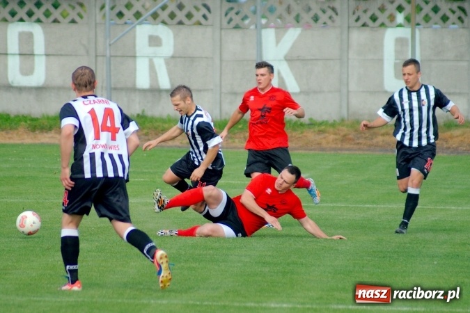 Zdjęcie w galerii na portalu naszraciborz.pl: Festiwal karnych w Tworkowie. Czarni Nowa Wieś pokonani, awans coraz bliżej wiadomości z regionu