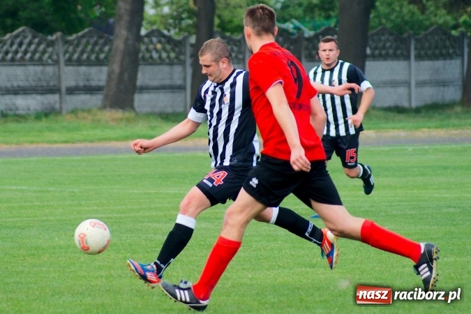 Zdjęcie w galerii na portalu naszraciborz.pl: Festiwal karnych w Tworkowie. Czarni Nowa Wieś pokonani, awans coraz bliżej wiadomości z regionu