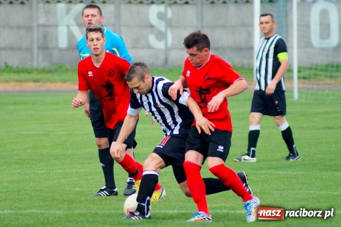 Zdjęcie w galerii na portalu naszraciborz.pl: Festiwal karnych w Tworkowie. Czarni Nowa Wieś pokonani, awans coraz bliżej wiadomości z regionu