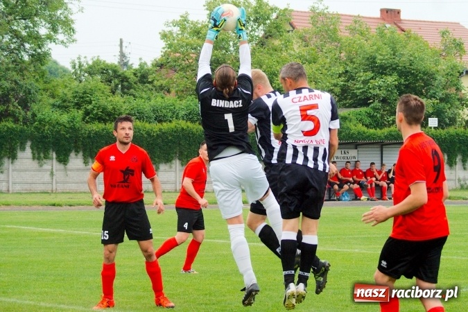 Zdjęcie w galerii na portalu naszraciborz.pl: Festiwal karnych w Tworkowie. Czarni Nowa Wieś pokonani, awans coraz bliżej wiadomości z regionu