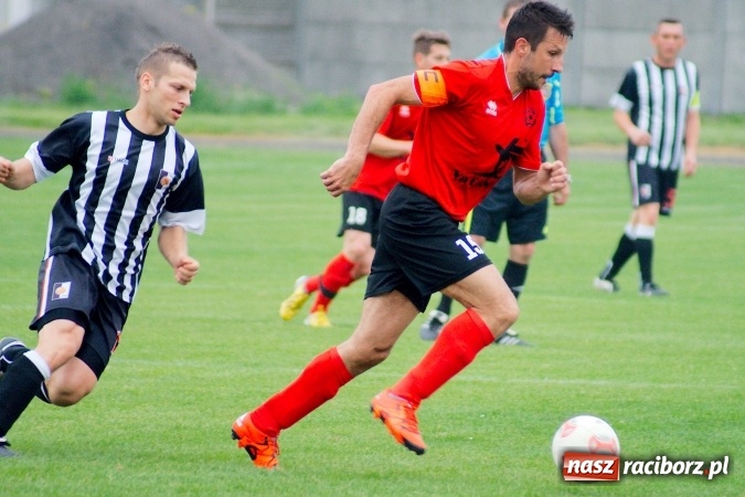 Zdjęcie w galerii na portalu naszraciborz.pl: Festiwal karnych w Tworkowie. Czarni Nowa Wieś pokonani, awans coraz bliżej wiadomości z regionu