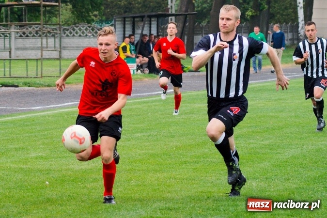 Zdjęcie w galerii na portalu naszraciborz.pl: Festiwal karnych w Tworkowie. Czarni Nowa Wieś pokonani, awans coraz bliżej wiadomości z regionu