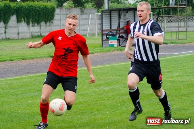 Zdjęcie w galerii na portalu naszraciborz.pl: Festiwal karnych w Tworkowie. Czarni Nowa Wieś pokonani, awans coraz bliżej wiadomości z regionu