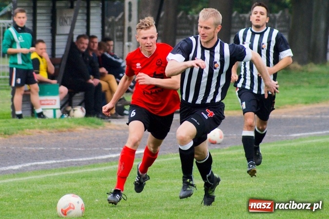 Zdjęcie w galerii na portalu naszraciborz.pl: Festiwal karnych w Tworkowie. Czarni Nowa Wieś pokonani, awans coraz bliżej wiadomości z regionu