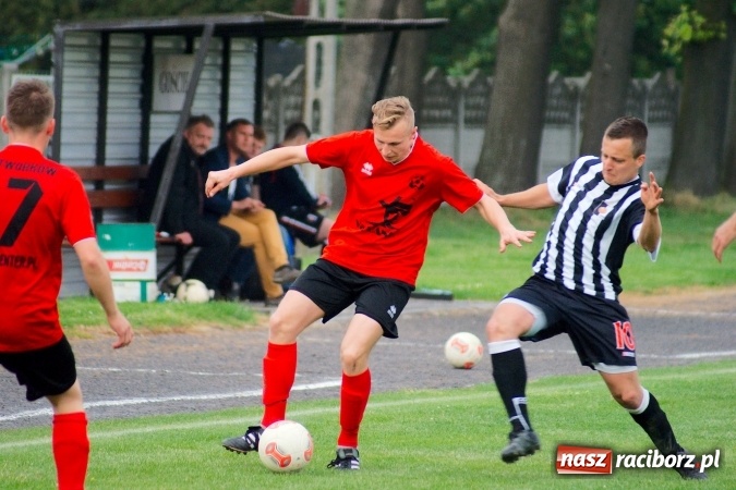 Zdjęcie w galerii na portalu naszraciborz.pl: Festiwal karnych w Tworkowie. Czarni Nowa Wieś pokonani, awans coraz bliżej wiadomości z regionu