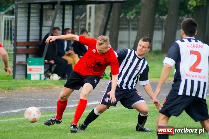 Zdjęcie w galerii na portalu naszraciborz.pl: Festiwal karnych w Tworkowie. Czarni Nowa Wieś pokonani, awans coraz bliżej wiadomości z regionu