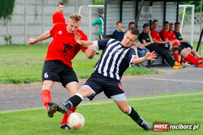 Zdjęcie w galerii na portalu naszraciborz.pl: Festiwal karnych w Tworkowie. Czarni Nowa Wieś pokonani, awans coraz bliżej wiadomości z regionu