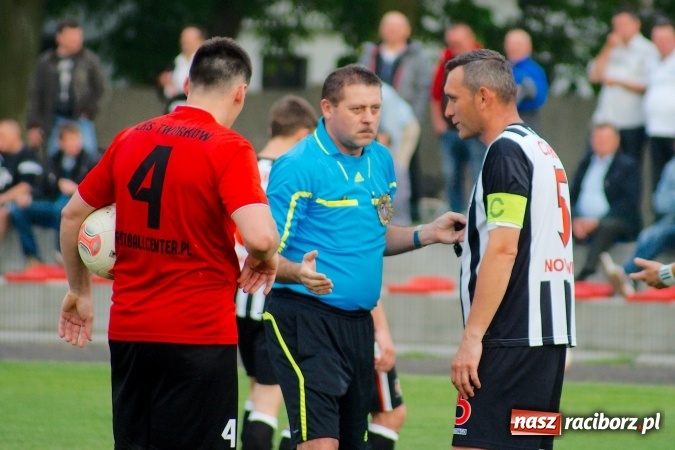 Zdjęcie w galerii na portalu naszraciborz.pl: Festiwal karnych w Tworkowie. Czarni Nowa Wieś pokonani, awans coraz bliżej wiadomości z regionu