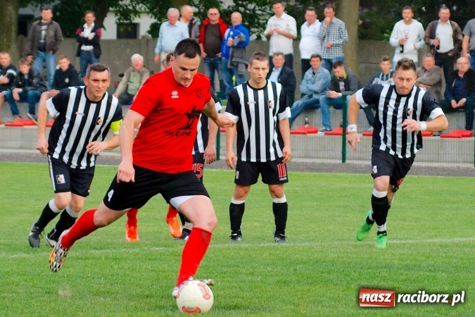 Zdjęcie w galerii na portalu naszraciborz.pl: Festiwal karnych w Tworkowie. Czarni Nowa Wieś pokonani, awans coraz bliżej wiadomości z regionu