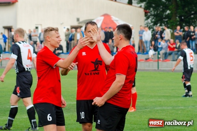 Zdjęcie w galerii na portalu naszraciborz.pl: Festiwal karnych w Tworkowie. Czarni Nowa Wieś pokonani, awans coraz bliżej wiadomości z regionu