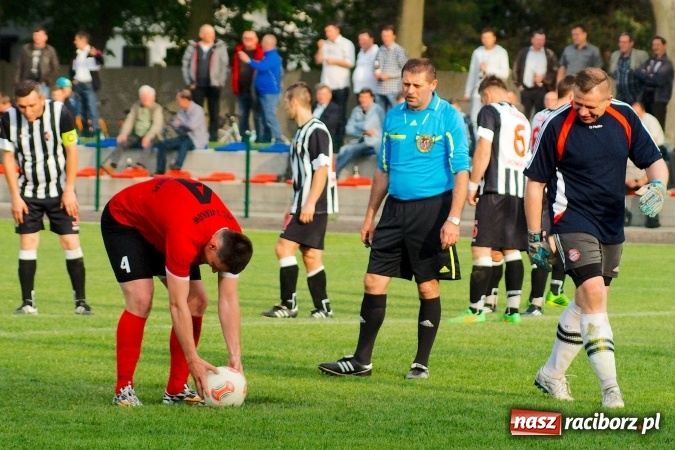 Zdjęcie w galerii na portalu naszraciborz.pl: Festiwal karnych w Tworkowie. Czarni Nowa Wieś pokonani, awans coraz bliżej wiadomości z regionu