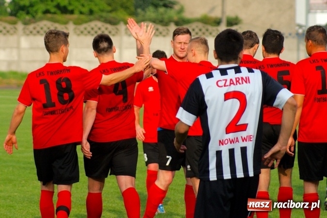 Zdjęcie w galerii na portalu naszraciborz.pl: Festiwal karnych w Tworkowie. Czarni Nowa Wieś pokonani, awans coraz bliżej wiadomości z regionu