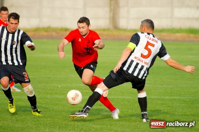 Zdjęcie w galerii na portalu naszraciborz.pl: Festiwal karnych w Tworkowie. Czarni Nowa Wieś pokonani, awans coraz bliżej wiadomości z regionu